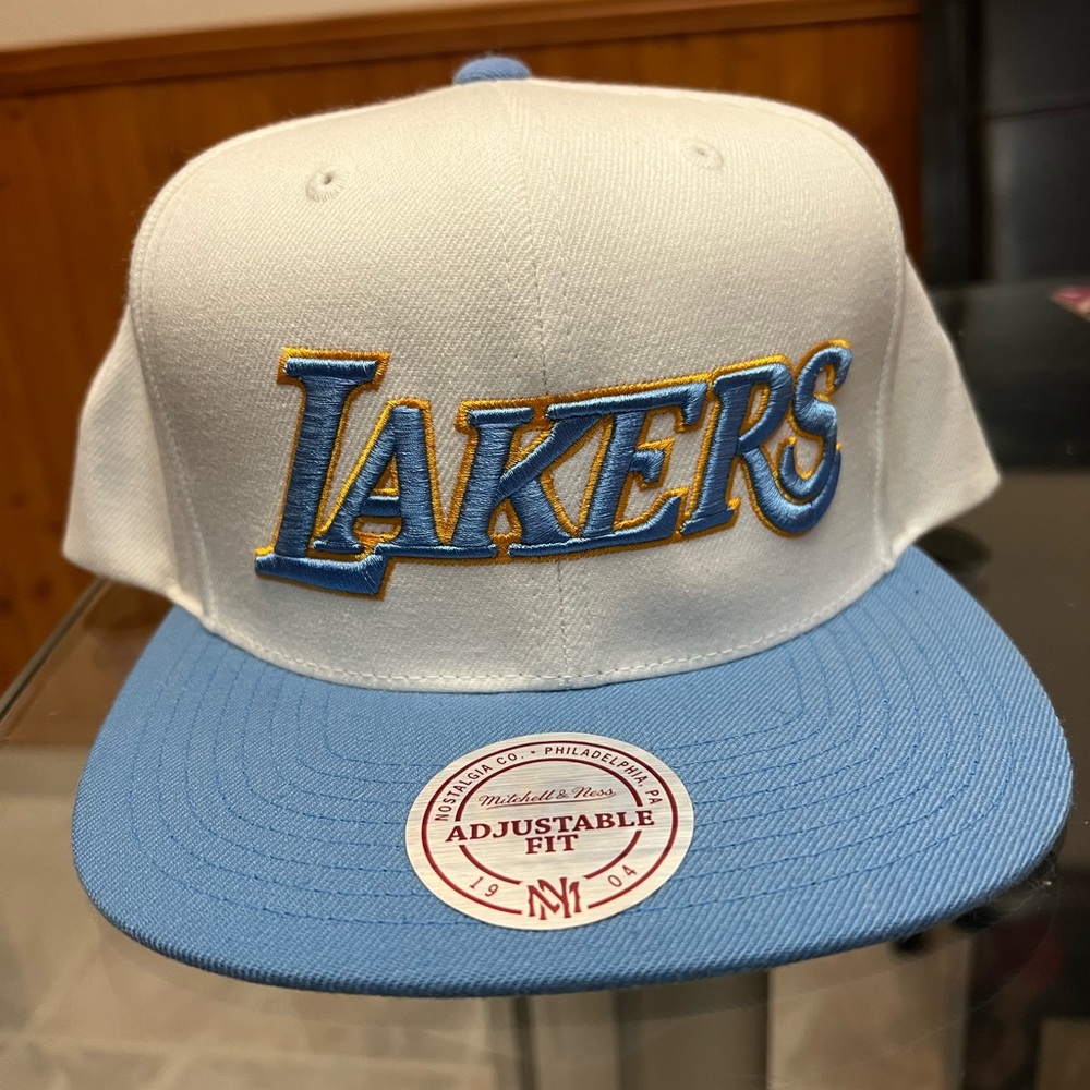 Mitchell and Ness NBA Lakers Snapback. White and blue 58 cm Never worn.